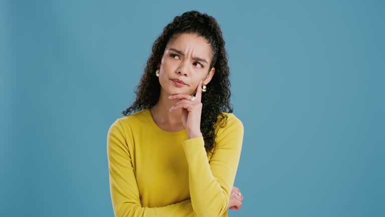mulher com dúvidas sobre a Terapia Online - Vantagens, Limitações e Diferenças em Relação à Presencial