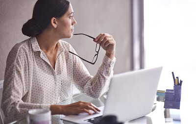 Entenda a diferença entre psicólogo online vs presencial na terapia.